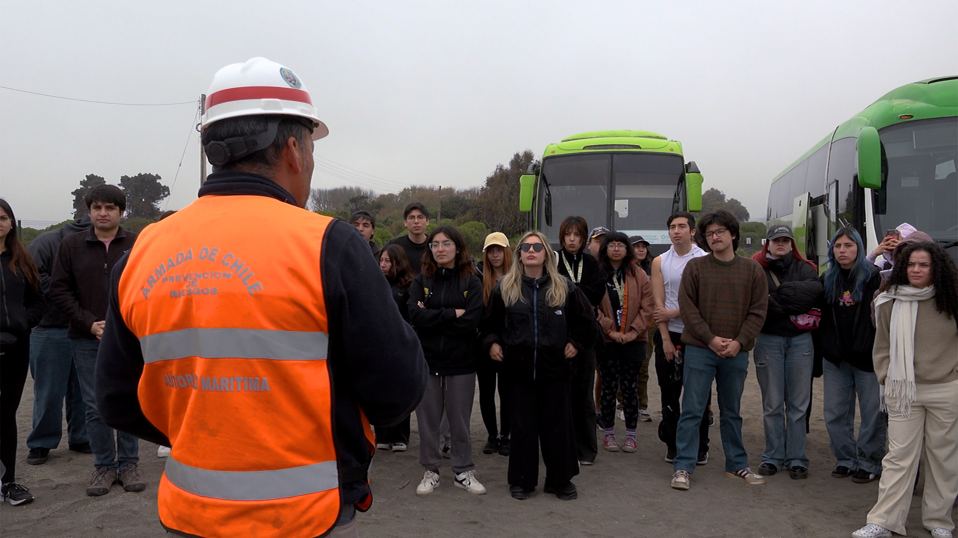 Introducción jornada de limpieza de playas usach. Participantes reciben instrucción frente al desarrollo de la jornada por parte de las autoridades presentes.