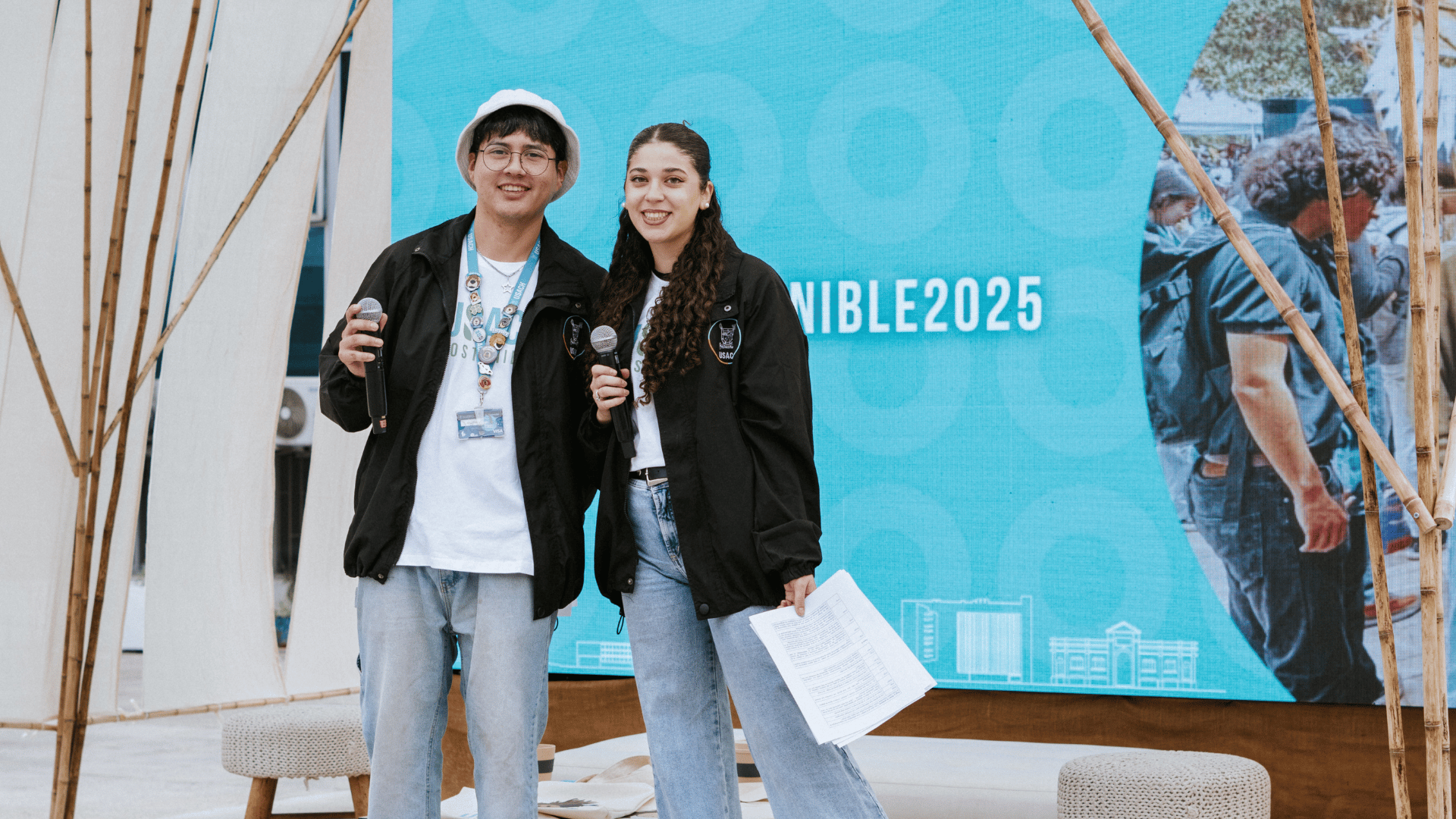 Animadores Feria Usach Sostenible 2025 posando para la fotografía.