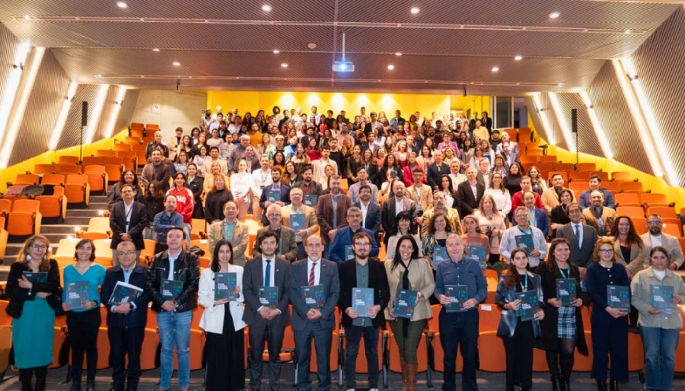 Fotografía oficial del Lanzamiento del Plan de Desarrollo Institucional 2025-2030. Se muestra a autoridades, docentes, académicos, profesorado y funcionarios posando para la fotografía oficial.