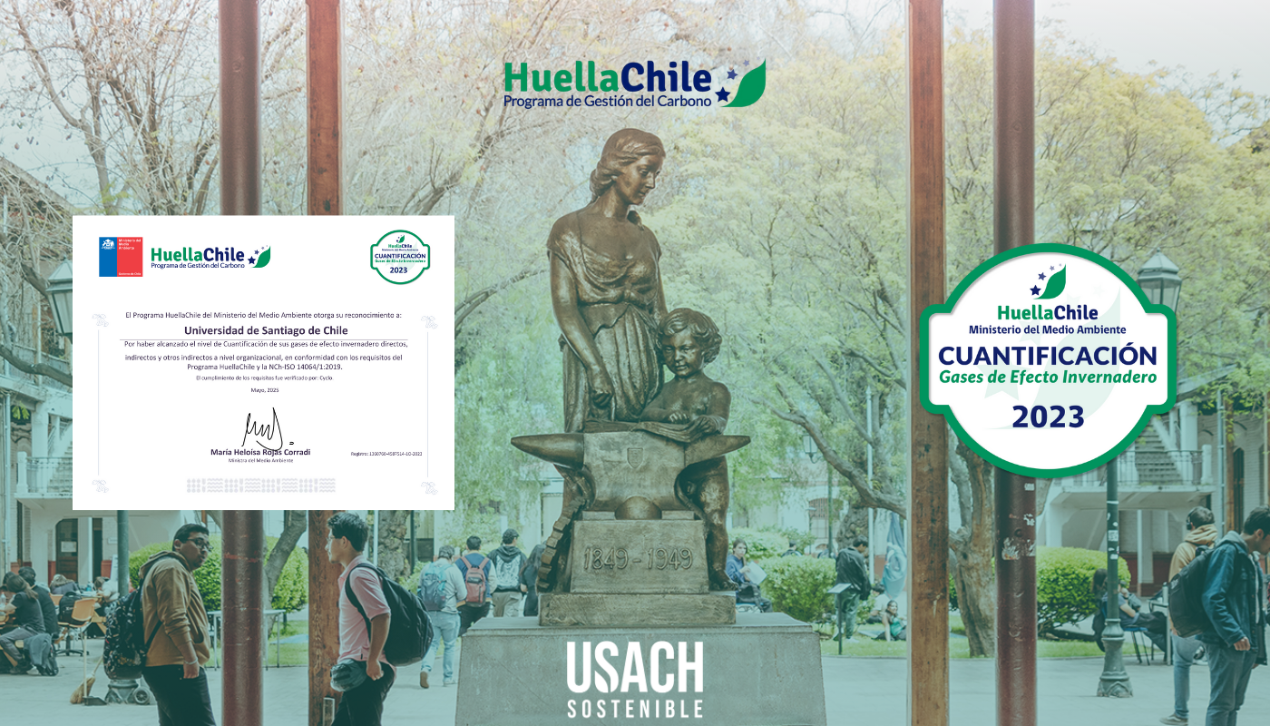 Fotografía de la estatua del Alma Mater ubicada en sector EAO de la Universidad. Se muestran el certificado entregado por el Ministerio de Medio Ambiente a través del Programa HuellaChile (izquierda). Al lado contrario, aparece el sello de cuantificación GEI 2023.