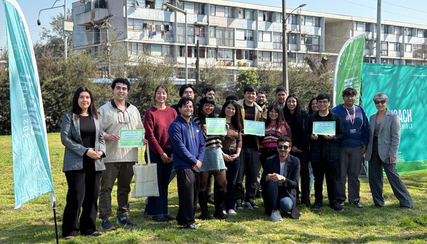 Fotografía oficial de ceremonia de reconocimiento a los proyectos ganadores del concurso acción sustentable universitaria, impulsada por la Red Compromiso con el Desarrollo Sostenible del CUECH en colaboración con la Unidad de Sostenibilidad de la Dirección de Desarrollo Institucional y Aseguramiento de la Calidad. Fotografía sacada en el sector Patos de Ciencias del Campus Universitario USACH.