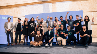 Fotografía oficial equipos ganadores, autoridades y miembros del Área de Sostenibilidad. 