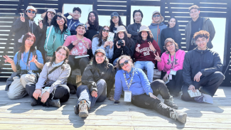  Fotografía grupal de las y los participantes en el Mirador de Los Piqueros.
