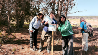 Estudiantes USACH junto a las Guardaparques de la Fundación, colaboran en la instalación de letreros informativos frente a la Orquídea Flor del Bigote.
