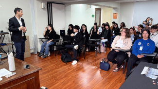 Alexandre Sánchez, Director de Políticas Públicas del Centro de Acción Climática de la PUCV dando palabras de bienvenida a las y los estudiantes. 