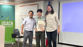 José Ojeda, estudiante de Licenciatura en Estudios Internacionales de la FAHU USACH, recibió el premio a Mejor Negociador Neto
