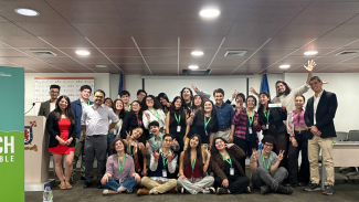 Fotografía distendida de quienes participaron de la final del Torneo. 