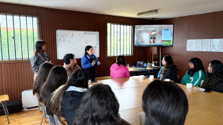 Guardaparques Kamila Catricheo y Fanny Cartes entregando lineamientos hacia las y los estudiantes participantes.