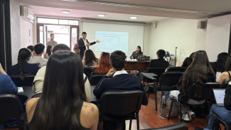 Alexandre Sánchez, Director de Políticas Públicas del Centro de Acción Climática de la PUCV dando palabras de bienvenida a las y los estudiantes.
