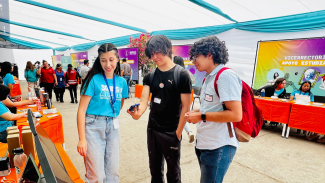 Futuros estudiantes conociendo más sobre Usach Sostenible y participando de las actividades propuestas
