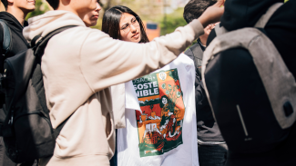 estudiantes participando de la jornada y mostrando la polera de Usach Sostenible