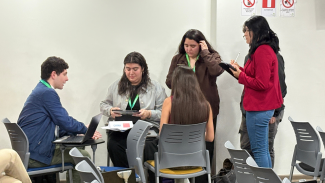 Estudiantes de diversas casas de estudios y disciplinas en plenas actividades de investigación, conversaciones y negociaciones. 