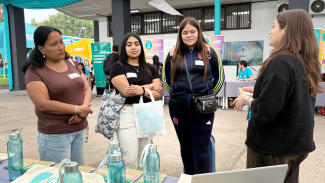 Postulante y familia instruyéndose y conociendo sobre la labor de la Unidad de Sostenibilidad de la Dirección de Desarrollo Institucional y Aseguramiento de la Calidad 