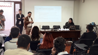 Javier Bravo, Encargado de Políticas Públicas del Centro de Acción Climática de la PUCV entregando mayor contexto a las y los participantes a modo de introducción previo a la simulación. 