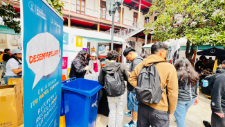 Estudiantes en stand de Desempapélate, dejando sus papeles para su reciclaje