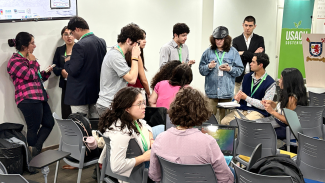 Estudiantes de diversas casas de estudios y disciplinas en plenas actividades de investigación, conversaciones y negociaciones. 