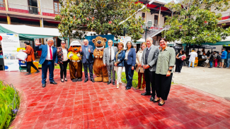 fotografía con autoridades de la Universidad, comitiva externa junto a Usachín y Forestín 