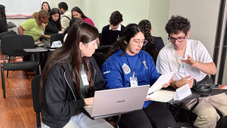 Estudiantes participando activamente de la jornada. 
