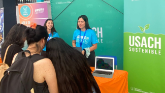 Futuros estudiantes conociendo más sobre Usach Sostenible y participando de las actividades propuestas