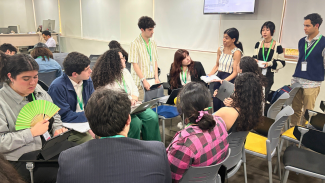 Estudiantes de diversas casas de estudios y disciplinas en plenas actividades de investigación, conversaciones y negociaciones. 