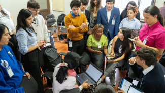 Estudiantes generando un espacio de debate, análisis crítico y organización entre diversos bloques durante la simulación de negociaciones.