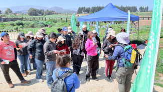Estudiantes USACH prontos a participar de una visita guiada por el Sendero de Los Piqueros.