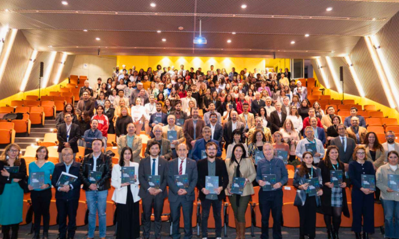 Fotografía oficial del Lanzamiento del Plan de Desarrollo Institucional 2025-2030. Se muestra a autoridades, docentes, académicos, profesorado y funcionarios posando para la fotografía oficial.
