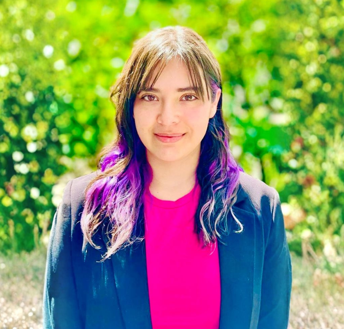 Fotografía a color de Catalina Santos, analista encargada de Gobernanza y Academia de la Unidad de Sostenibilidad